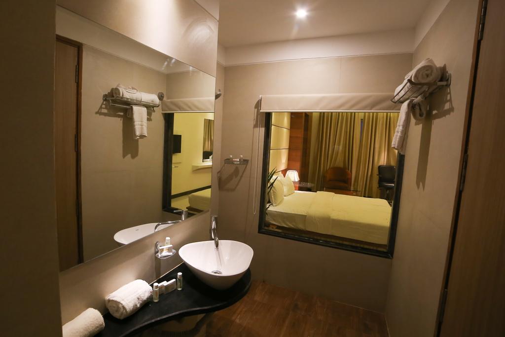 Meghdoot Hotel & Resort Ujjain Eksteriør billede